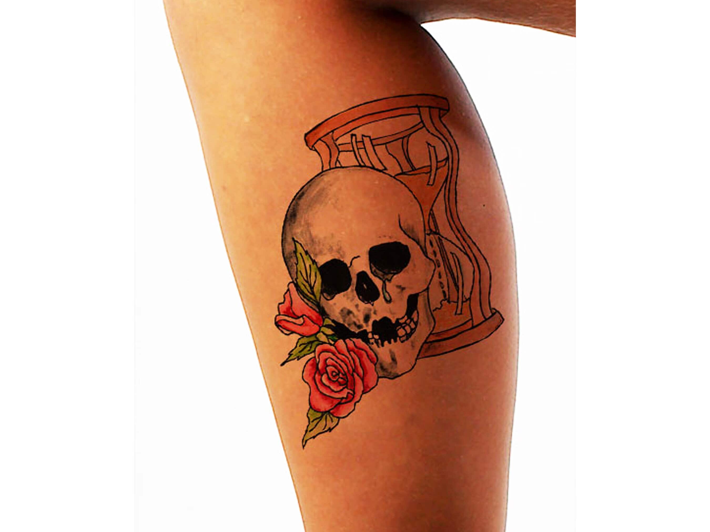Tattoo uploaded by Barbara Alattyáni • Little skull tattoo above the knee •  Tattoodo